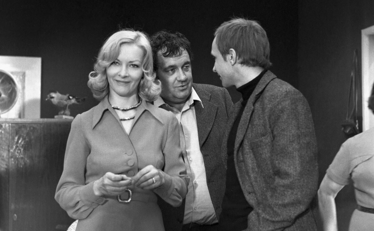 Видимо перерыв и режиссер что-то рассказывает