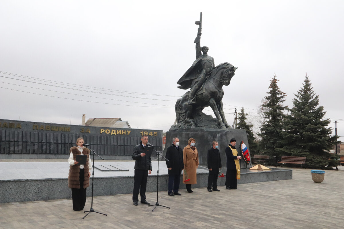 Потомки помнят. Мемориал клятва Вешенская. Памятник клятва станица Вешенская. Кочубеевский район памятник клятва. Чёрный апастамент у памятника.