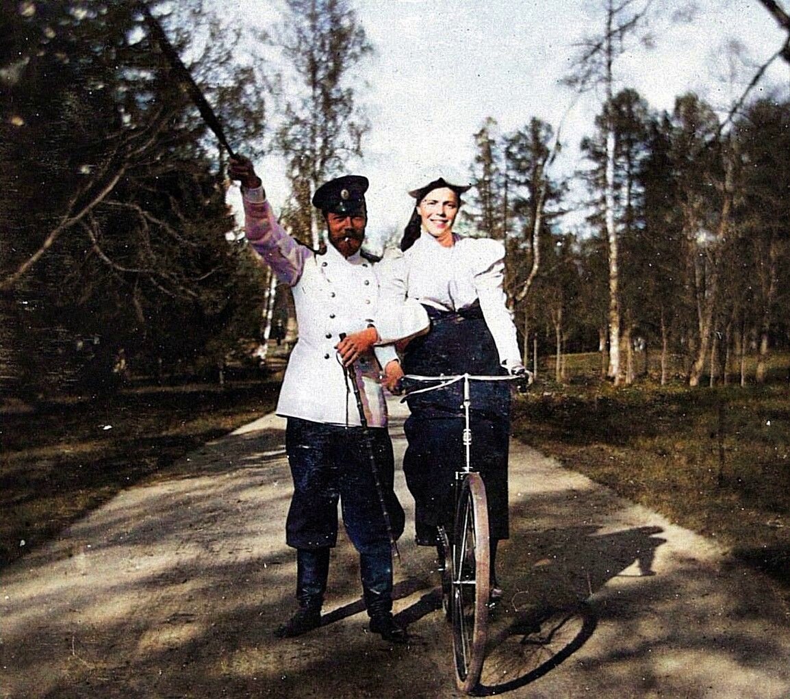 Император Николай 2 со своей младшей сестрой Ольгой