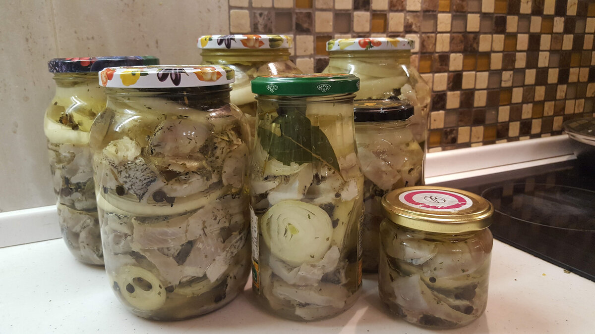 щука в духовке с овощами. щука фаршированная припущенная. фаршированная щука по-еврейски. блюда из щуки лучшие. приготовление щуки.