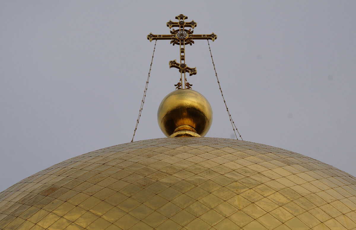 В кресте вставлен горный хрусталь, в солнечную погоду его сияние видно из Старочекрасска