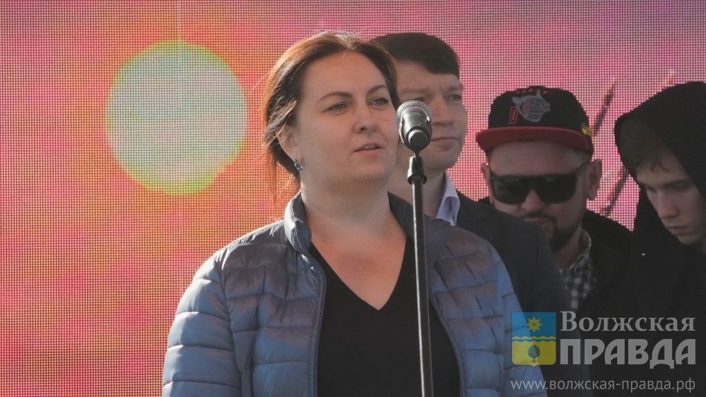 Вице-мэр Волжского Екатерина Гиричева напутствует спортсменов