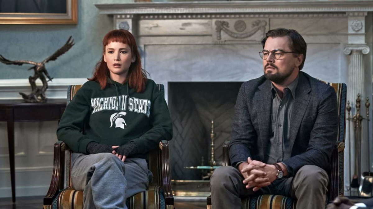 Кадр из фильма "Не смотрите наверх", 2021 г.