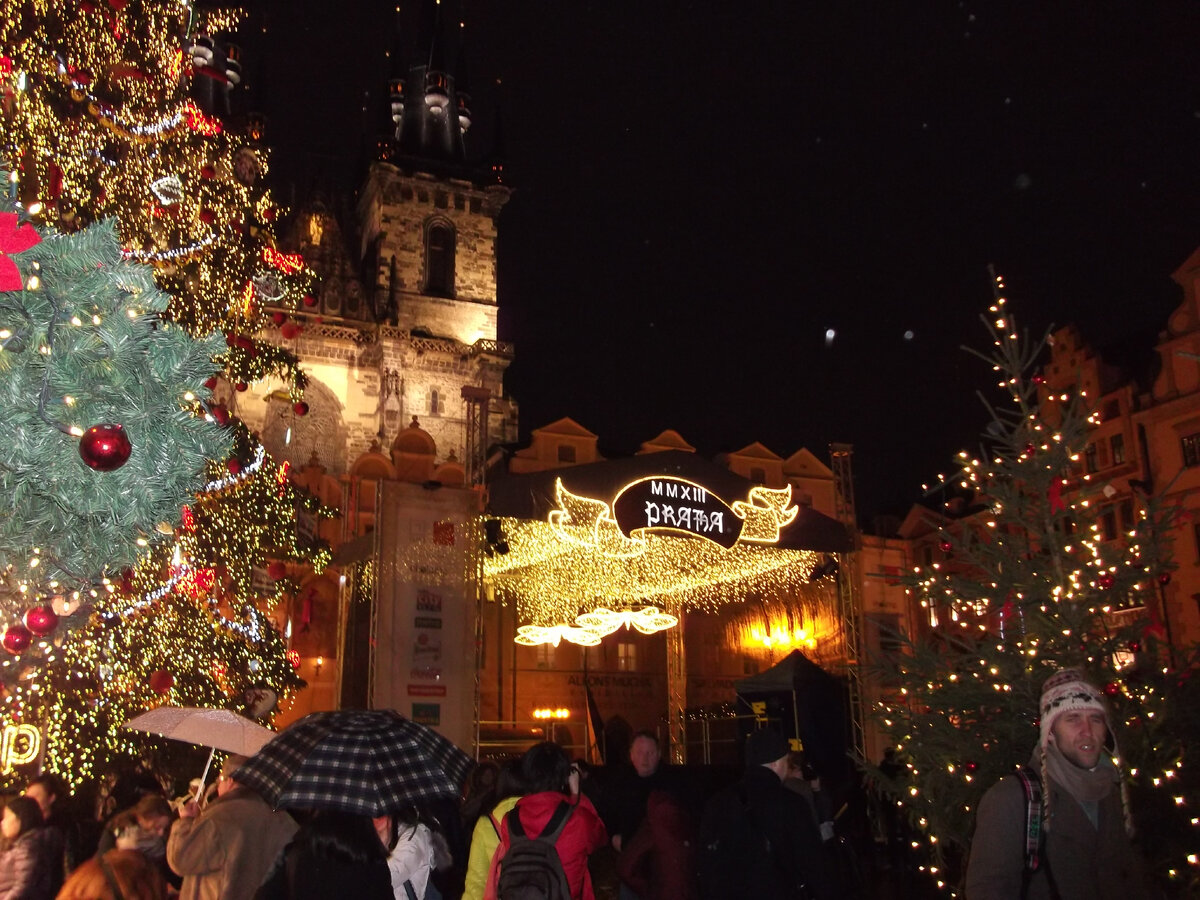 Староместская площадь. Кажется, 2013 год. Пару дней после Нового года. Ох уж эта центральноевропейская зима - обратите внимание: январь, а люди с зонтиками