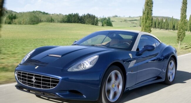 Ferrari продолжает сопротивляться большинству основных тенденций в автомобильной промышленности, следуя своим собственным путем.-2