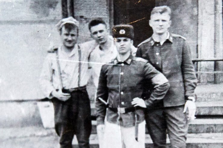 Константин Ивлев (крайний слева) в армии. Фото - личный архив