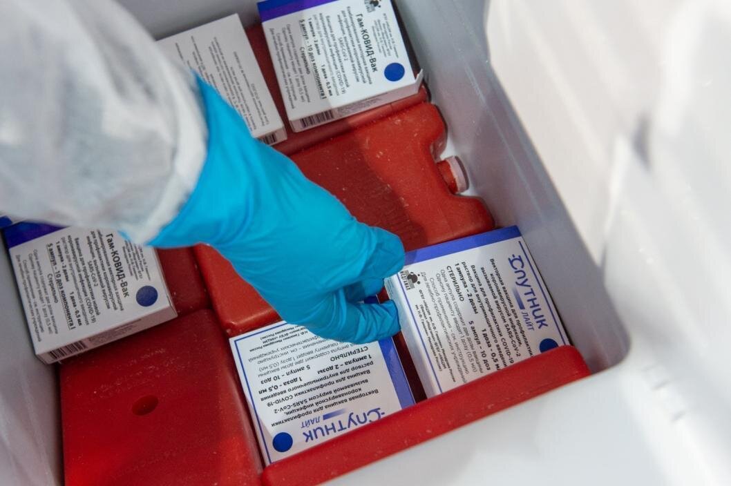 Где поставить прививку тюмень. Вакцинация Тюменская область. Назальная вакцина от коронавируса в Тюмени. Фото лабораторий изобретающих вакцину от коронавируса в России. Вахтовик вакцинируется.