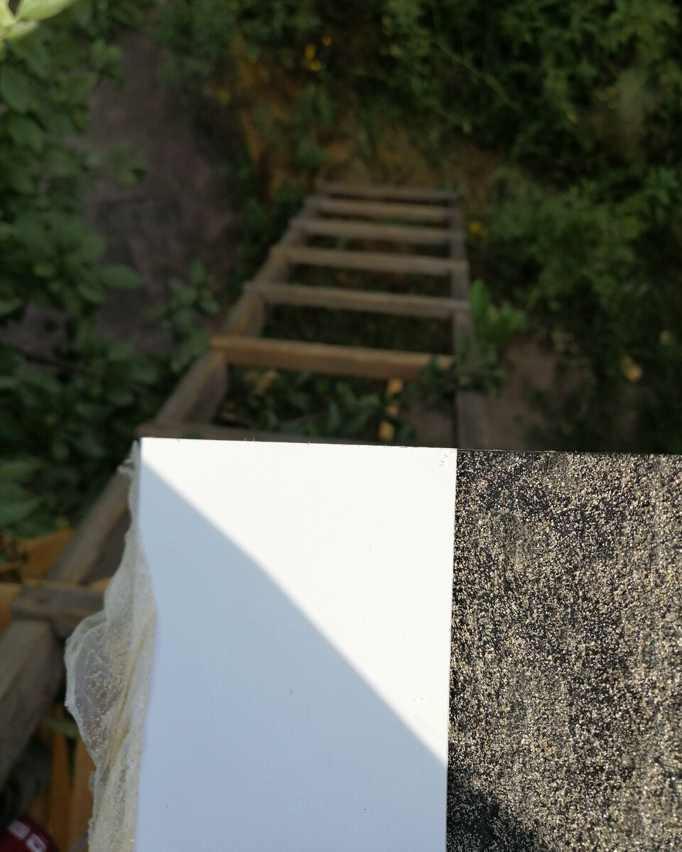 Установка карнизной планки поверх подкладочного ковра