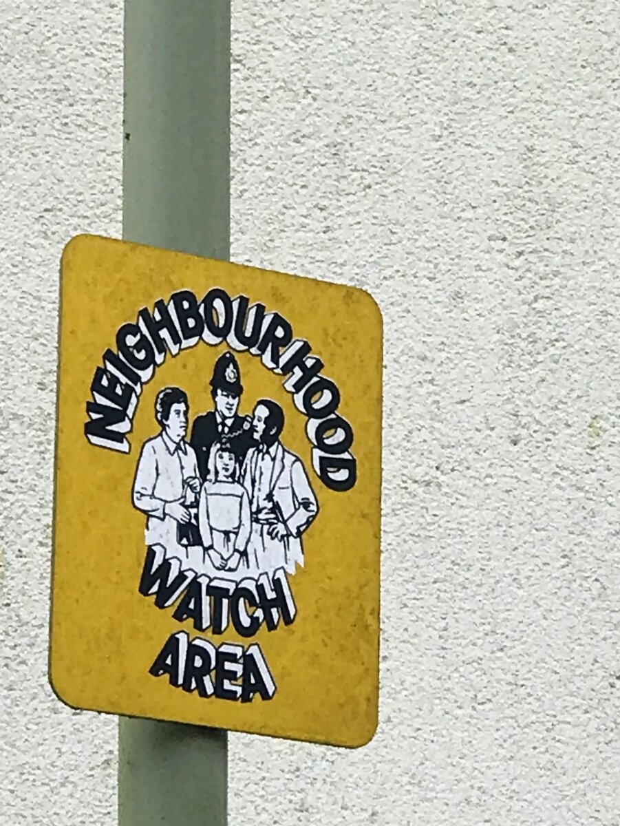 Табличка «Соседское наблюдение за районом». Фотография из личного архива. 