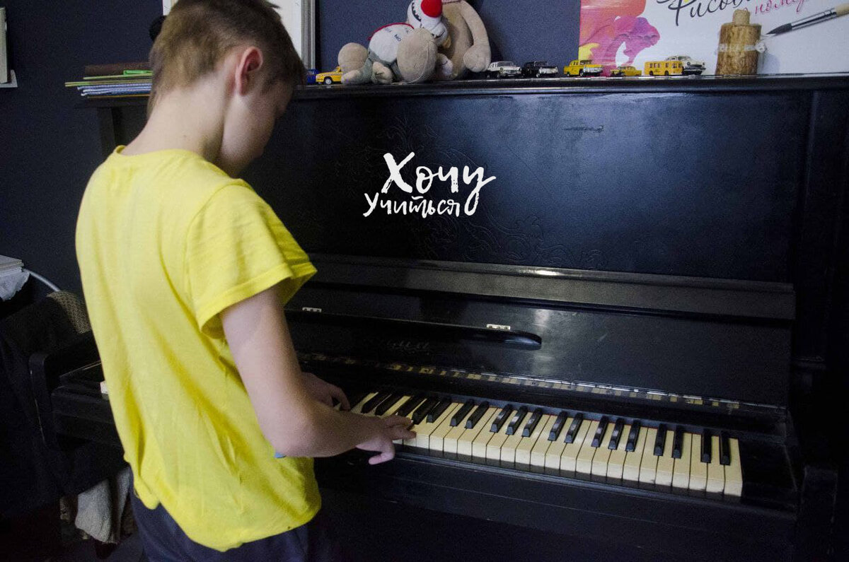 Появление дома инструмента сразу же вызвало интерес: формы, звук, общее настроение, создаваемое им, примагнитило детей. Фото автора