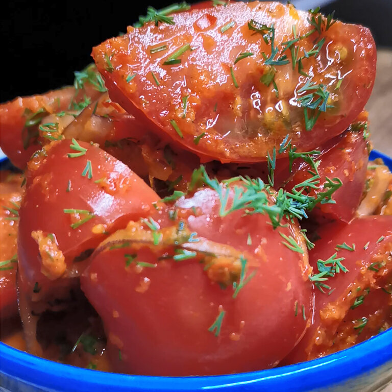 Если взяли безвкусные помидоры, пускаем их на отличную закуску. По вкусу и цвету почти как из летних домашних выходит