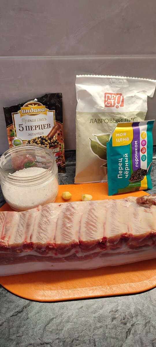 Ингредиенты: Мясо свинины, специи, соль, чеснок.