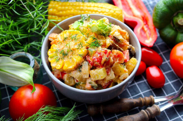 Тушеные овощи со сметаной на сковороде — рецепт с фото пошагово