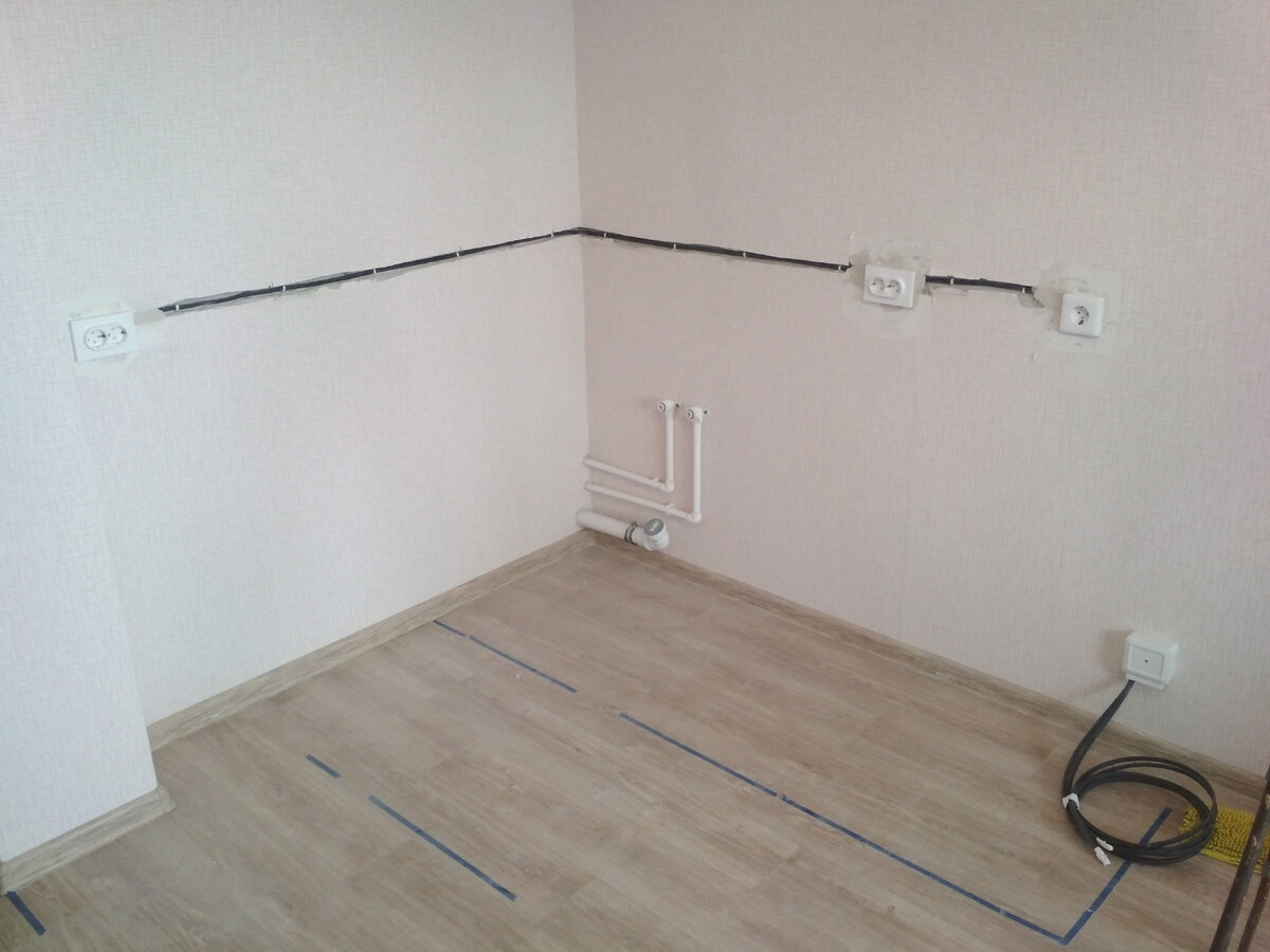 Использовал глубокий подрозетник для соединения проводов. Очень удобно и все соединения обслуживаемые. Штроба в штукатурке (ушла под фартук). Поэтому стена не повреждена. Сделал так для того, чтобы сэкономить средства друзьям. И подключил 2 кабеля через клеммную коробку для плиты и духового шкафа.