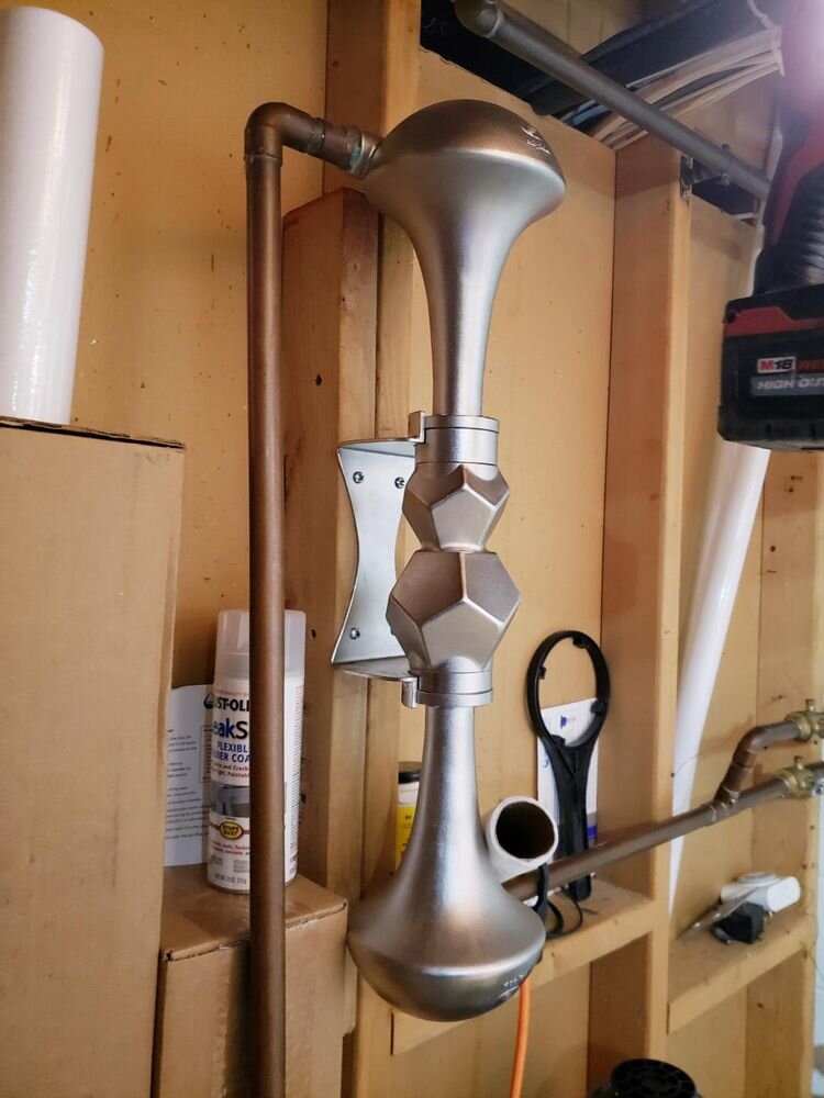 Источник: https://www.reddit.com/r/whatisthisthing/comments/tk2g6i/witt_it_is_attached_to_copper_water_pipes_feels