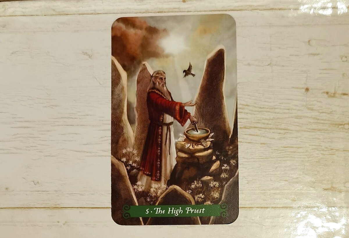 Аркан 5 "The High Priest" ("Верховный жрец"). "Таро Зеленой ведьмы".