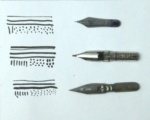 Стальные перья, они подбираются в зависимости от размера будущего рисунка.