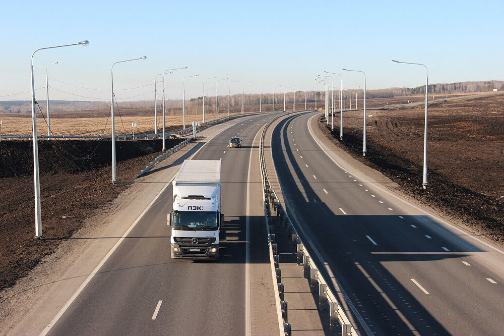 Сегодня будут хорошие новости для жителей Свердловской области) 
Уже летом холдинг "Автобан" завершит капитальный ремонт автодороги Р-351 Екатеринбург - Тюмень на участке км 123+546 - км 148+300 в Свердловской области.

Сейчас мостостроители возводят путепровод на 123-ем километре, после его завершения дорожники обустроят подходы к нему, и на этом строительные работы будут закончены.

Чтобы превратить старую дорогу в современную, удобную и безопасную трассу, строители расширили проезжую часть с двух до четырех полос движения, оборудовали разделительную полосу с барьерным ограждением и реконструировали два моста.