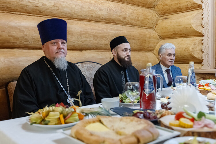 Особенностью мероприятия на улице Туфана Миннуллина является то, что сюда обычно приглашают не только мусульман, но и представителей других конфессий