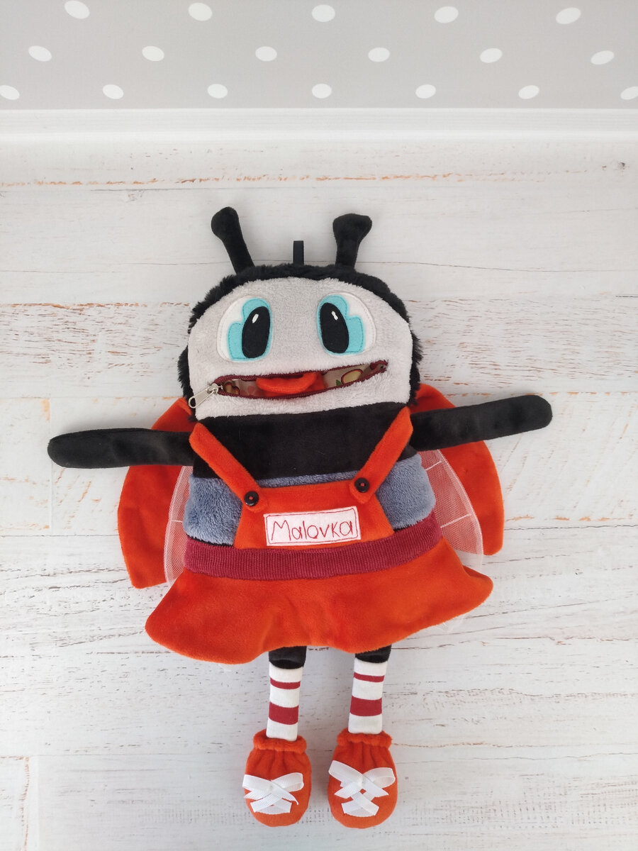 Да, я знаю что у божьей коровки 6 лапок. Но эта решила что она буде как человек с 4мя.
