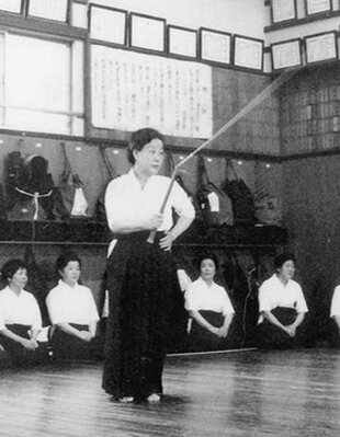 Глава школы Тоя Акико с кусаригама (цепь с серпом)