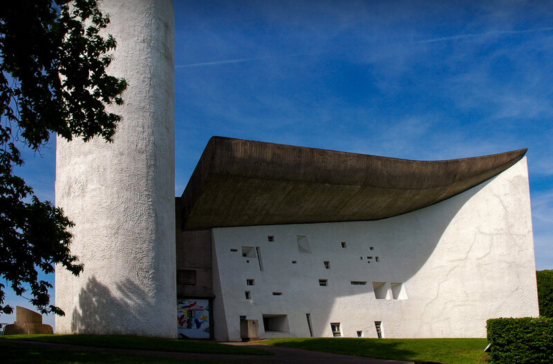 Фасад капеллы Роншан. источник: corbusier.totalarch.com