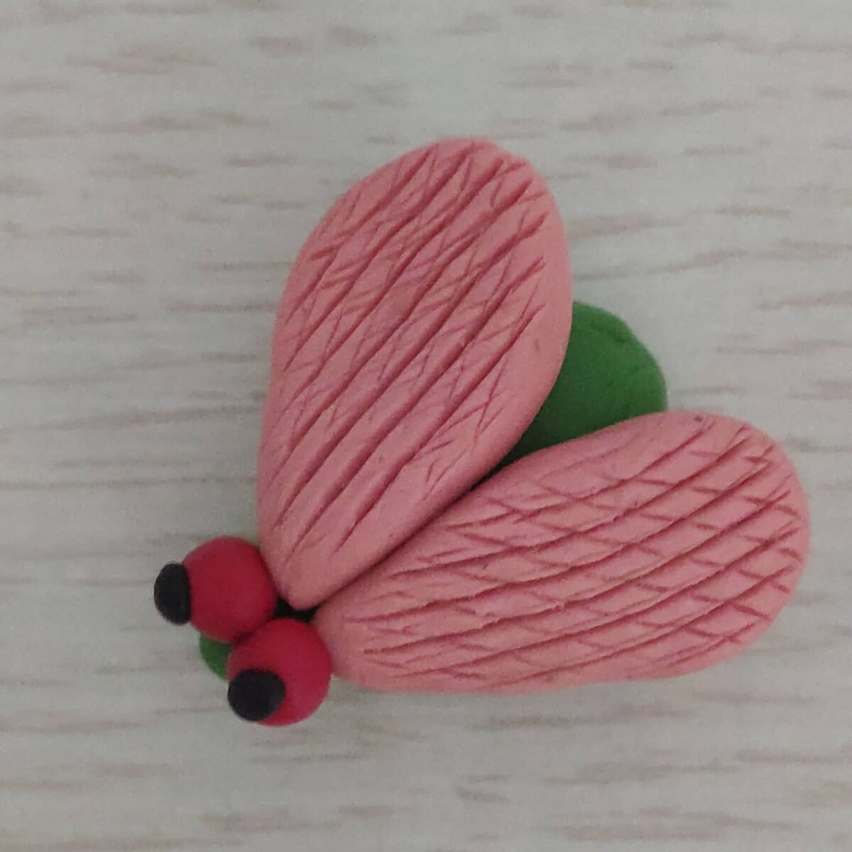 ДЛЯ ЛЕПКИ МУХИ НАМ ПОНАДОБИТСЯ ПЛАСТИЛИН ЦВЕТА- РОЗОВЫЙ,КРАСНЫЙ,ЗЕЛЕНЫЙ,ЧЕРНЫЙ,СТЕК,ГВОЗДИК.