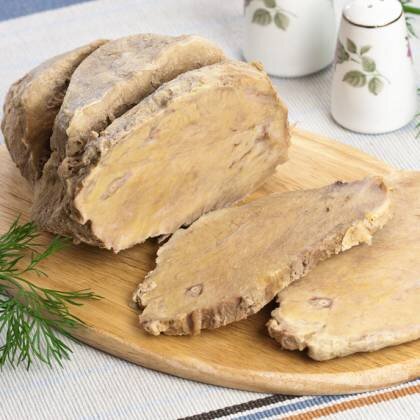 Отваренное вымя нарезать на кусочки