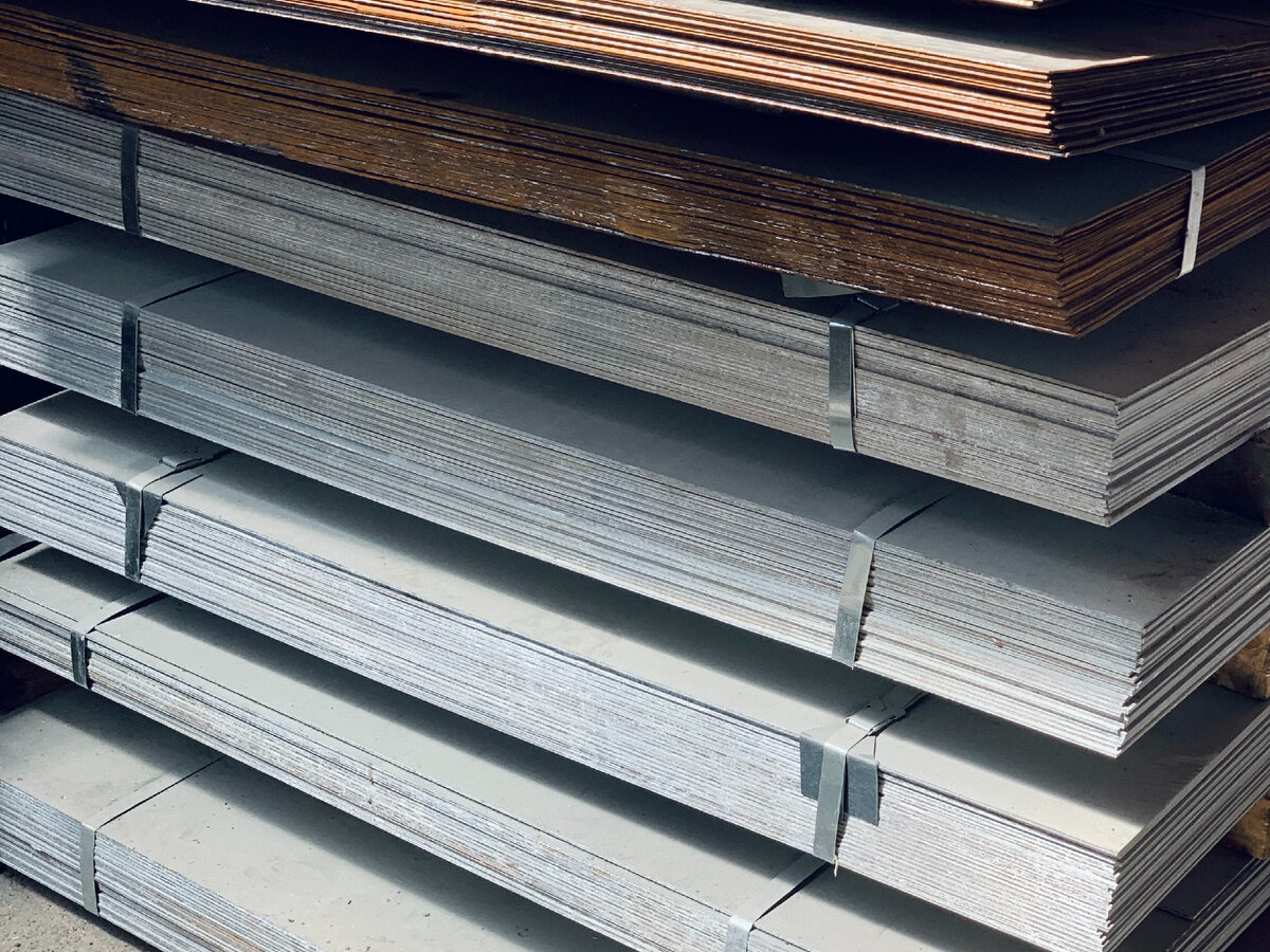 Железо является металлом с самым высоким годовым объемом производства. Железо также является вторым по распространенности металлическим элементом в земной коре.