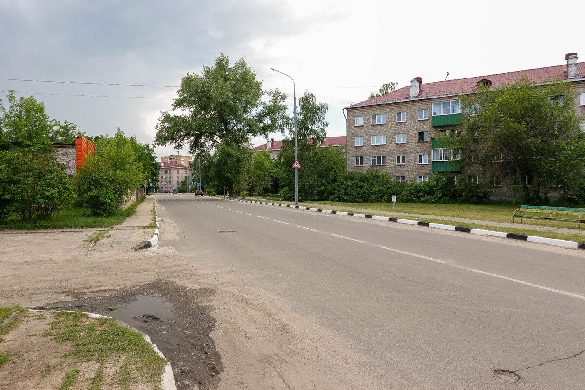 В двадцати километрах от города. Здание 20 километров
