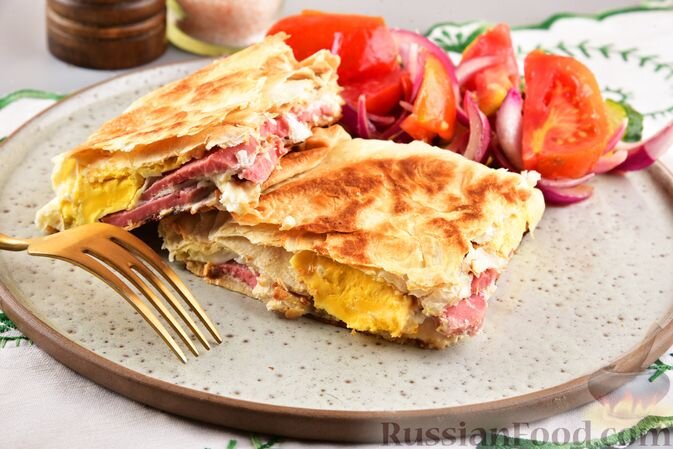 лаваш, яйца, колбаса, майонез, соль, перец чёрный молотый, масло растительное