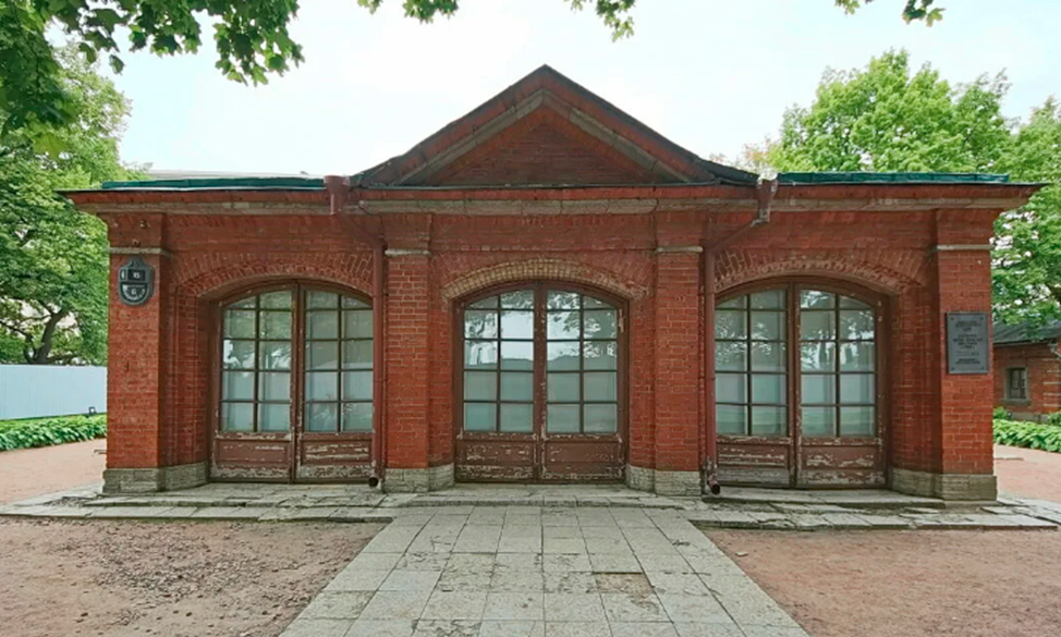 Петровские адреса петербурга. Дом Петра 1 в Санкт-Петербурге. Домик Петра 1. Домик Петра Петровская набережная 6. Деревянный дом Петра 1 в Санкт-Петербурге.
