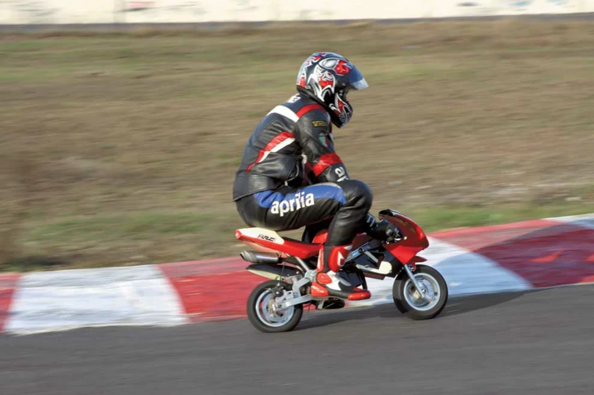 Скутер км в час. Минибайк спорт. Минибайк 50 кубов. Минибайк MINIMOTO. Спортивный мини байк.