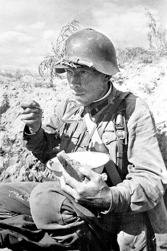 Передышка. Капитан РККА за приёмом пищи. Эта фотография – одна из моих любимых; кажется, этот человек как никто другой иллюстрирует и рабоче-крестьянский дух армии, и понятие "ратный труд".