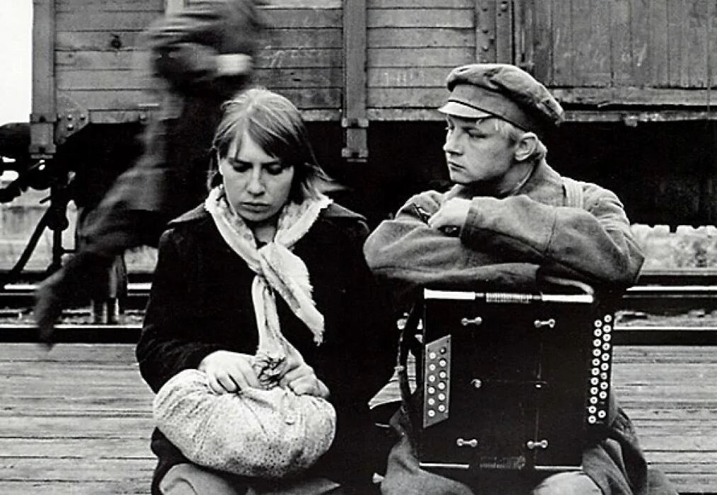 Кадр из фильма "В огне брода нет". Инна Чурикова в роли Тани Тёткинй и Михаил Кононов в роли Алёши Семёнова