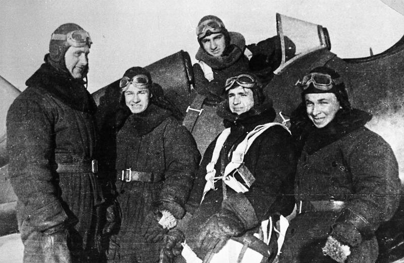 Владимир Микоян (в кабине самолета) с боевыми товарищами (https://clck.ru/rPrKm)
