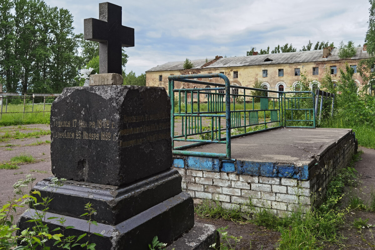 По стопам графа Аракчеева в мкр. Кречевицы (В.Новгород). Осмотрим остатки  военного городка, где служил Н. Гумилёв и бывала А. Ахматова | Олег Еверзов  | Дзен