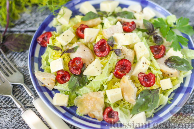 филе индейки, черешня, сыр фета, масло оливковое, салат листовой, капуста пекинская, сок лимонный, базилик, соль, перец чёрный молотый, кунжут