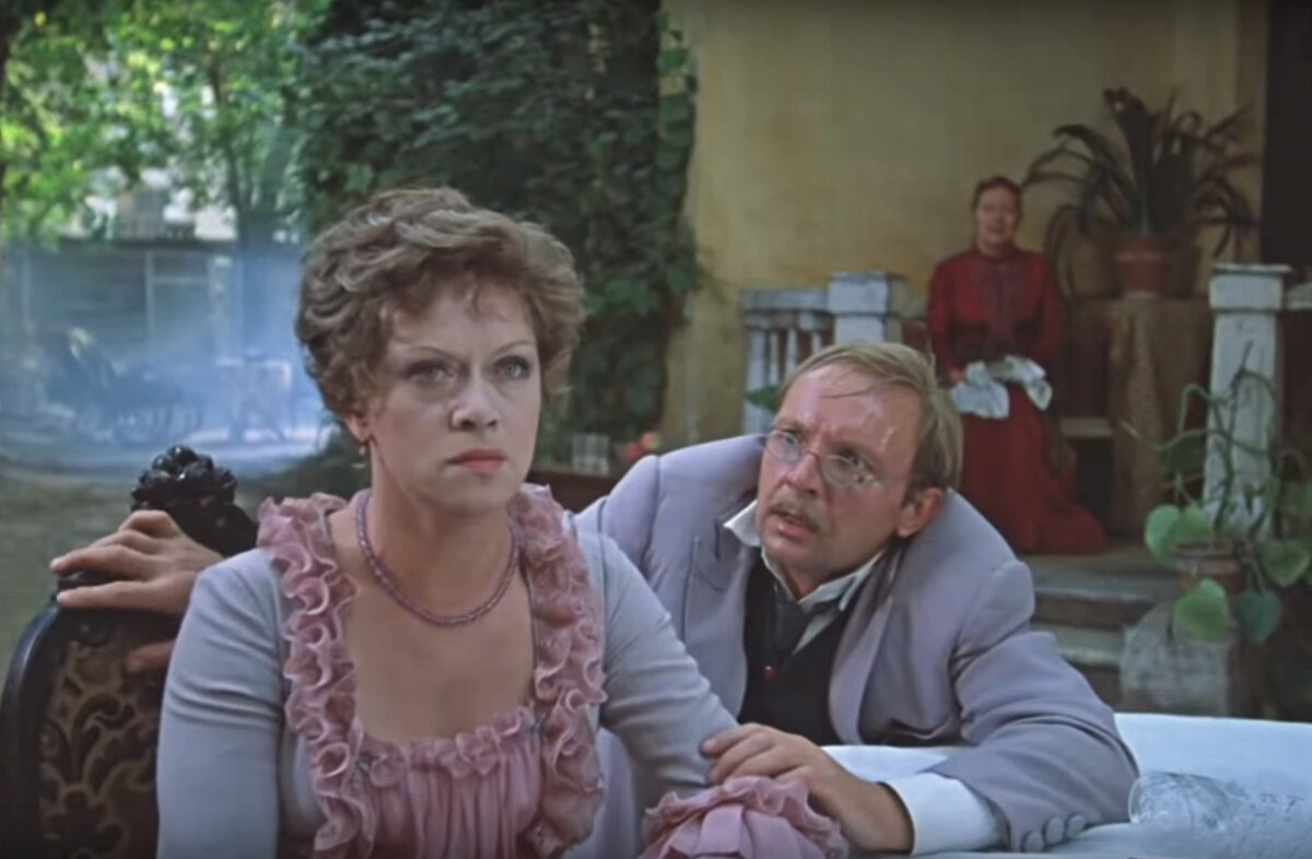 Кадр из фильма «Жестокий романс». Харита Игнатьевна и Карандышев.