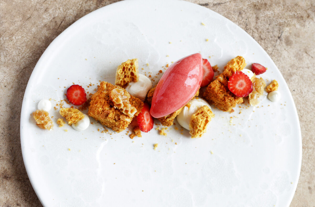 Медовик с клубничным сорбетом