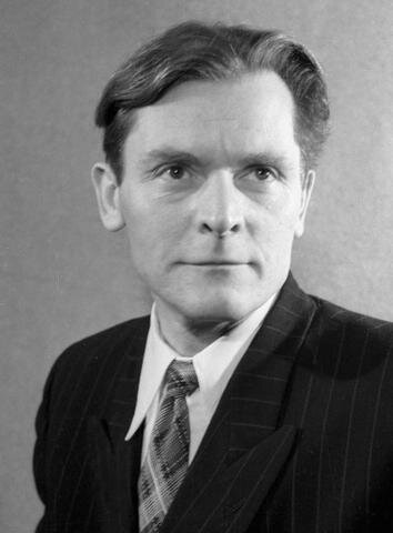    Николай Кочнев/РИА Новости Июнь 1958 года.  Поэт и прозаик Александр Яшин. В тот год он написал повесть «В гостях у  сына». Она была так остра, что ее издадут лишь в 1987 году — когда  пройдет много лет после его смерти