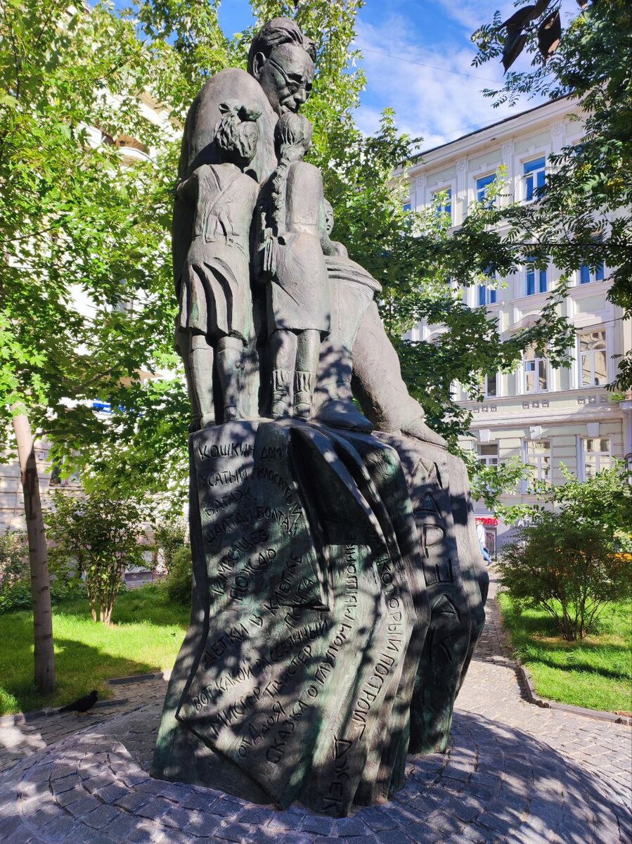 Памятник Маршаку на Лялиной площади в Москве. Источник — dzen.ru/pa_myatnik