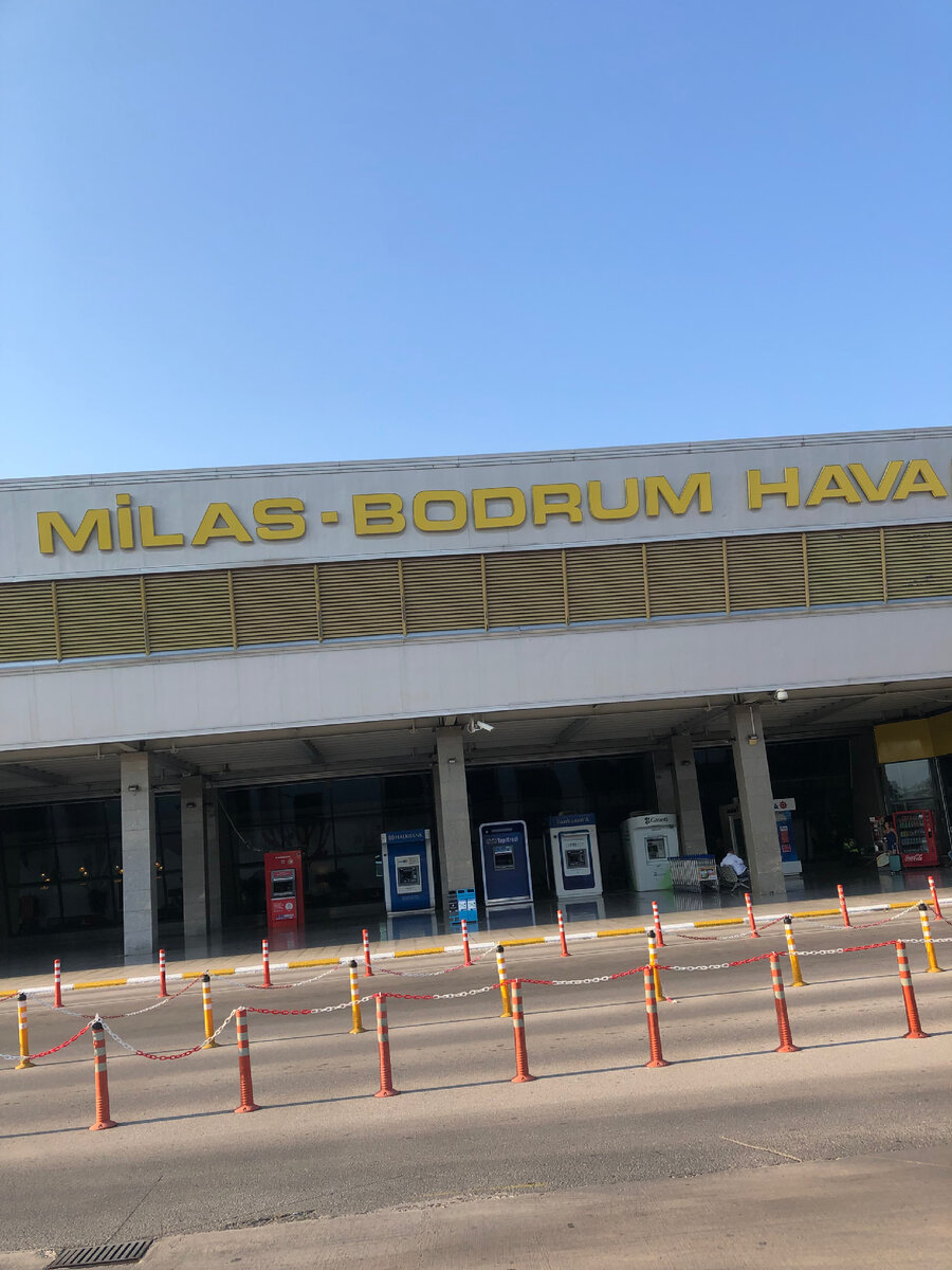 Место остановки автобуса, перед терминалом внутренних перелетов 