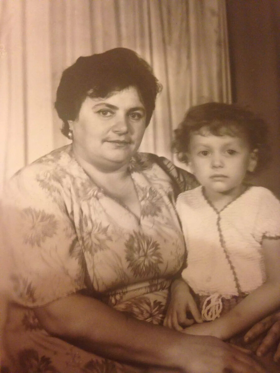 Бабушка, с дедом фото нет. Дитя Бухинвальда, так еще называли.