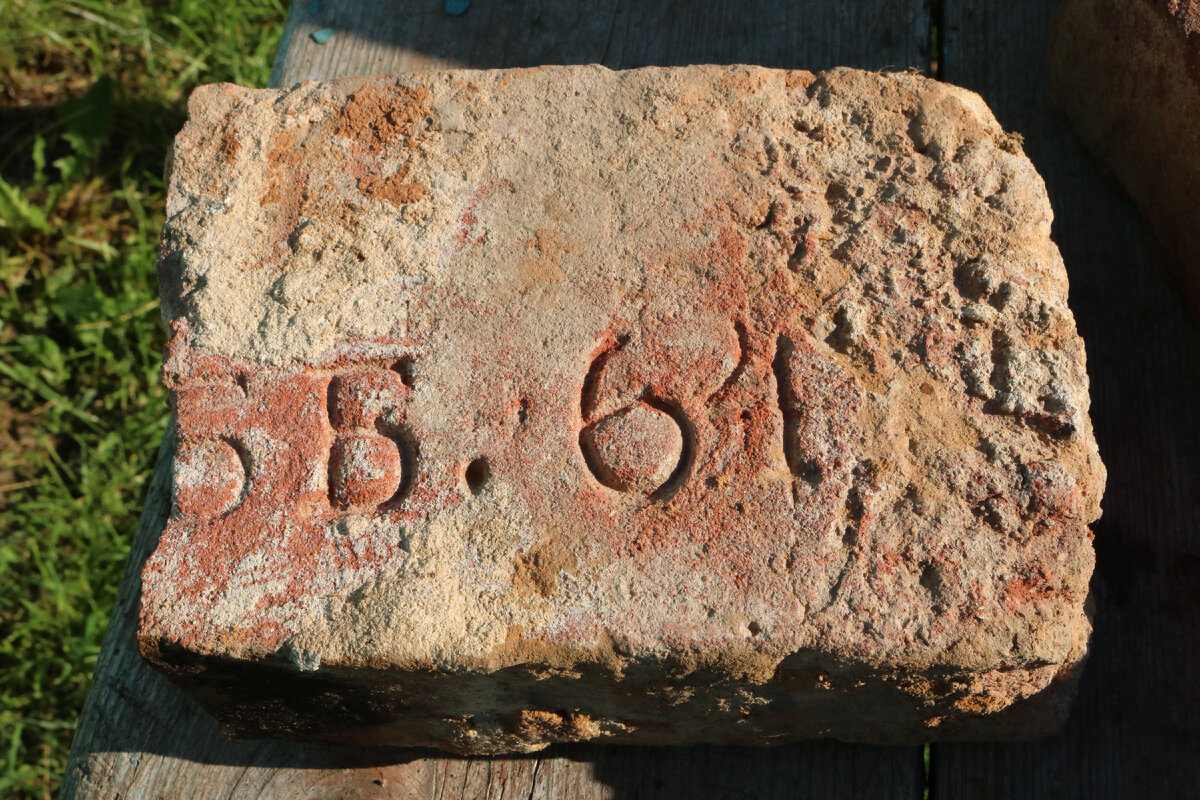 Цэгла з таўром ББ.64 - 1864 год.