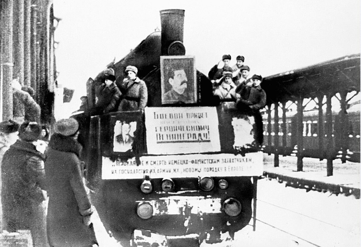 прорыв блокады ленинграда железная дорога. 7 февраля 1943 года в ленинград прибыл первый поезд с большой земли. 80 лет блокады ленинграда. железная дорога победы блокадного ленинграда. железная дорога в январе 1943 года.