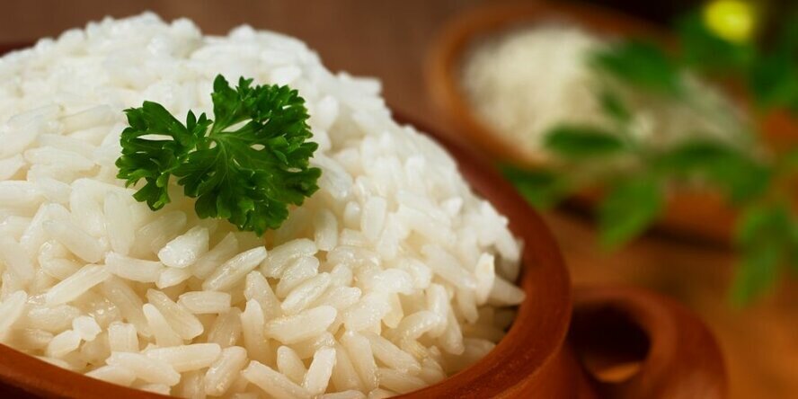 Как подготовить рис Если вы хотите сварить рассыпчатый рис, перед приготовлением его нужно промыть под холодной водой. Так вы избавитесь от крахмала, который отвечает за клейкость.