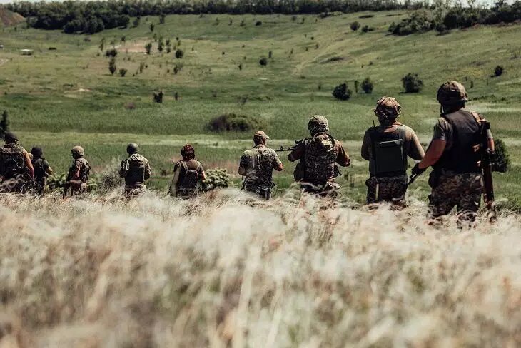 Военные куда-то идут.  фото6 картинки  яндекса. 