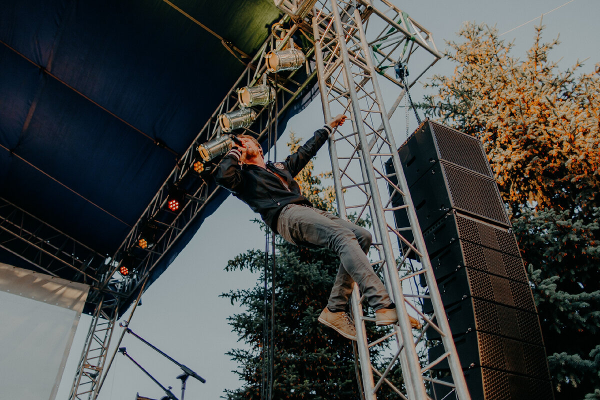 залезть на опору тоже труд между прочим