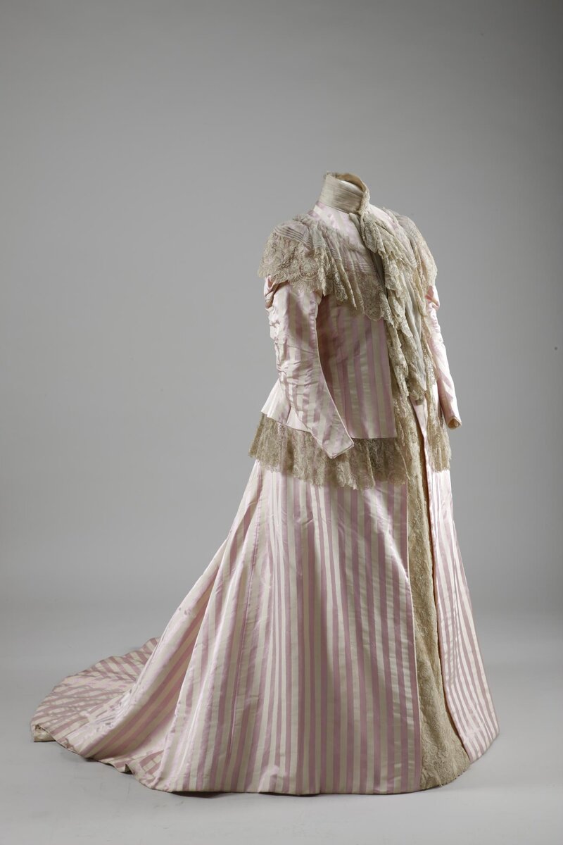 Костюм для беременной женщины, принадлежал императрице Александре Федоровне. 1898-1899 гг. Гро-де-тур, атлас, шелк, шифон, брюссельское кружево. Государственный Эрмитаж. ЭРТ-9427